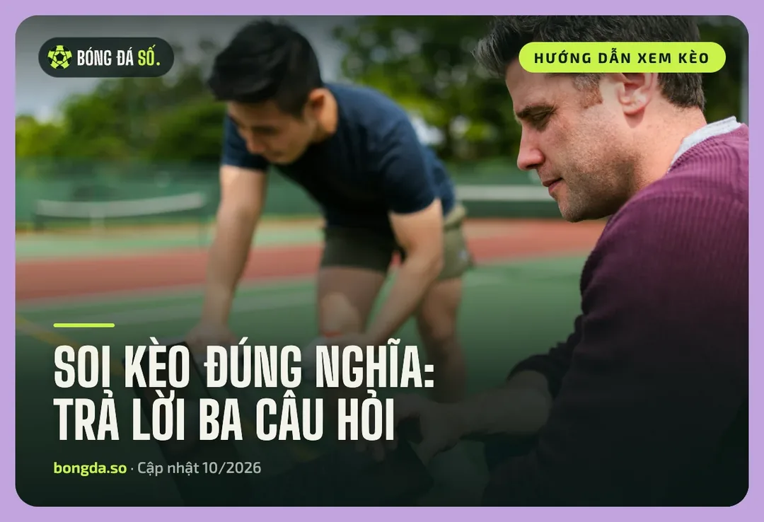 Soi kèo nhà cái bằng dữ liệu: Quy trình 6 bước tự đánh giá một trận đấu 1 Soi kèo nhà cái bằng dữ liệu: người xem số liệu trên máy tính cạnh sân tập