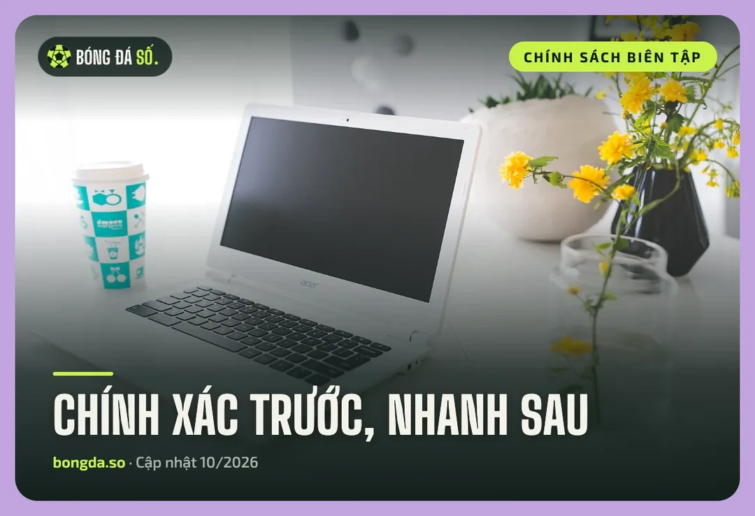 Chính sách biên tập & nguồn dữ liệu Bongdaso – Cách chúng tôi làm nội dung 1 Bàn làm việc với máy tính xách tay, minh hoạ nguyên tắc cốt lõi trong chính sách biên tập Bongdaso: chính xác trước, nhanh sau