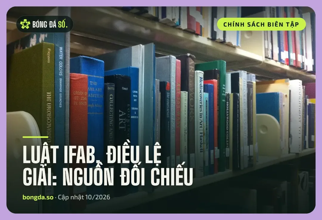 Chính sách biên tập & nguồn dữ liệu Bongdaso – Cách chúng tôi làm nội dung 2 Kệ sách thư viện, minh hoạ nguồn dữ liệu trong chính sách biên tập Bongdaso như luật IFAB và điều lệ giải